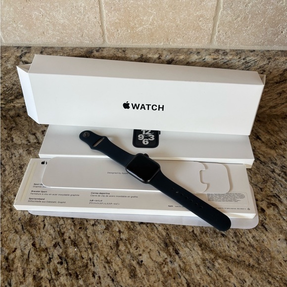 Apple Watch SE space gray aluminum case midnight sport brand
